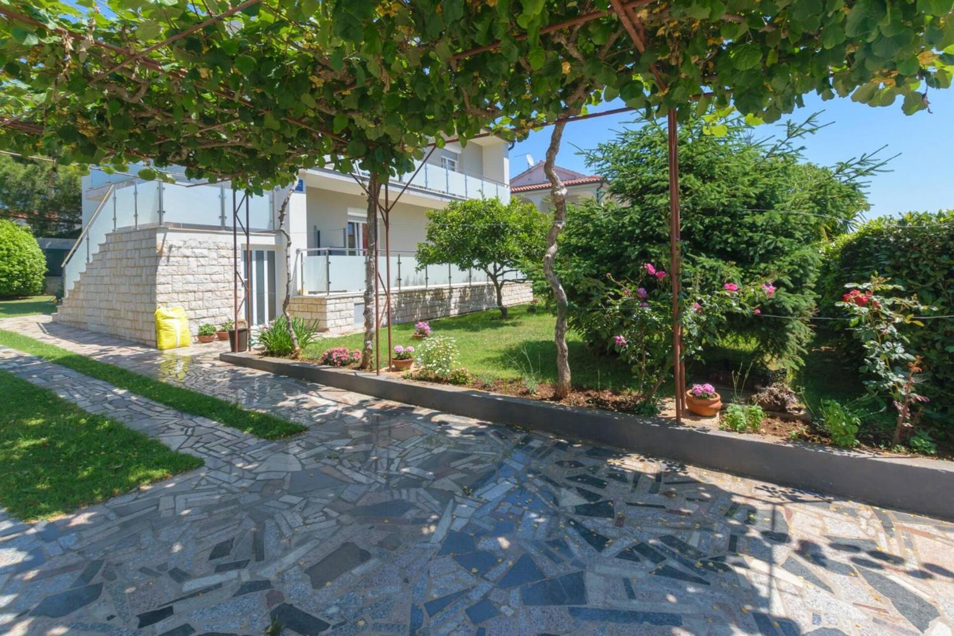 Family House With 2 Apartments - Irma 梅杜林 外观 照片