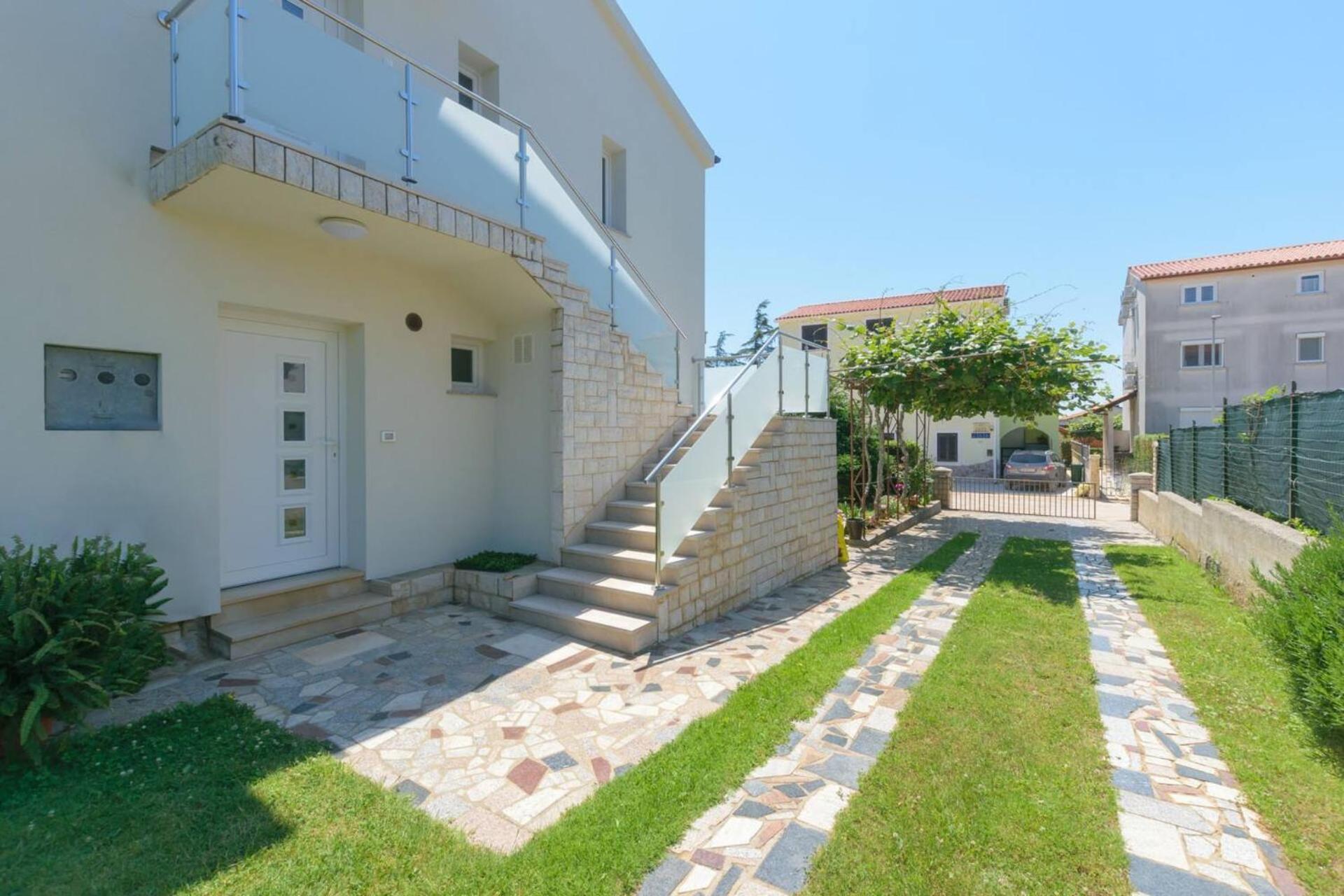 Family House With 2 Apartments - Irma 梅杜林 外观 照片